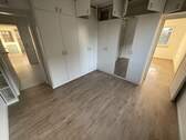 Zimmer im EG mit Schrankwand - 