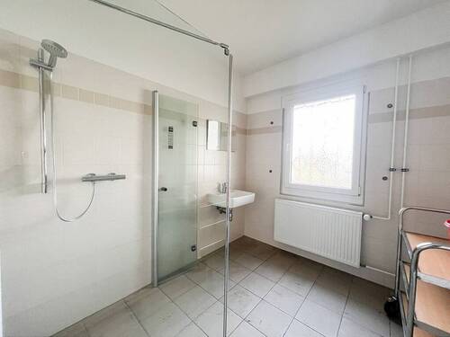 Bürohaus Sanitärbereich mit Dusche - 