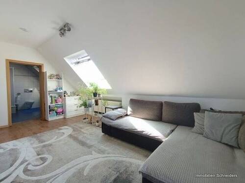 Wohnzimmer - DU-Untermeiderich, Straßburger Straße 48 - Gemütliche 2 Zimmer-DG-(4.OG)-Wohnung zeitnah zu mieten !!