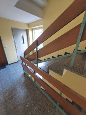 Treppenhaus mit Aufzug - 4 Zimmer Etagenwohnung zum Kaufen in Rosenheim