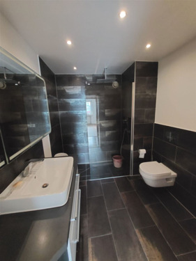 modernes, dunkles Bad mit großer Dusche - 