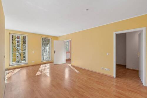 Wohnzimmer - Bezugsfreie 2-Zimmer-Wohnung mit viel Licht, Aufzug und Stellplatz