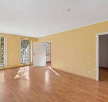 Bezugsfreie 2-Zimmer-Wohnung mit viel Licht, Aufzug und Stellplatz - Berlin