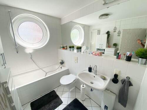 Modernes Tageslichtbad...!! - 