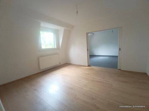 Wohnzimmer - Blick zur Küche - 2 Zimmer Etagenwohnung in Duisburg