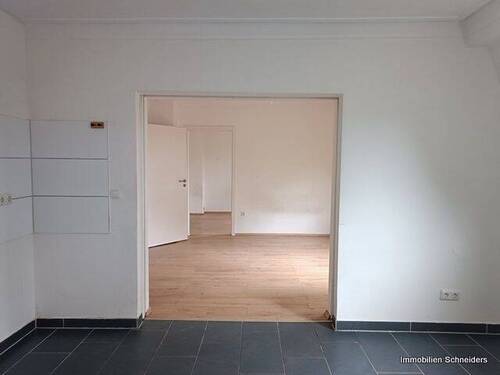 Blick von der Küche zum Wohnzimmer - 