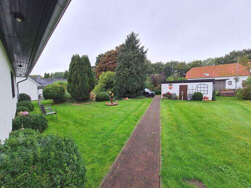 Blick in den rückwärtigen Garten mit Zuwegung zu den Garagen - 5 Zimmer Einfamilienhaus in Lindewitt