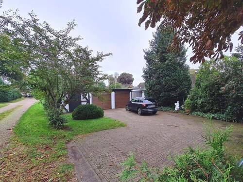 Rückwärtige Grundstückszufahrt zu den Garagen - 