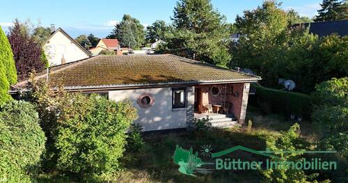 Vorderansicht des Hauses - ***Wohnen im Grünen - attraktives Einfamilienhaus zur individuellen Gestaltung***