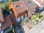 Luftbild Vorgarten - Nachhaltig gebaut, großzügig geschnitten - Doppelhaushälfte in bester Lage von Plankstadt