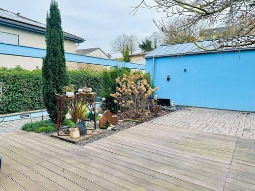 Mit Brunnen und großer Terrasse - 