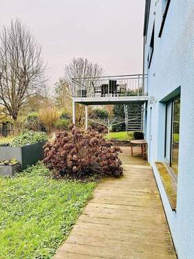 Zuwegung nach hinten mit Terrasse und Balkon - 