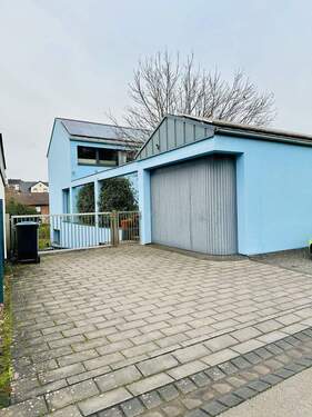 Seitenansicht mit Garage links - 