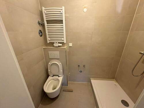 Gäste-WC - 4 Zimmer Etagenwohnung zum Kaufen in Berlin