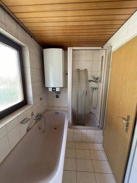 Dusche-Badewanne im OG - 