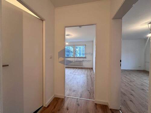 Flur - Sanierte und barrierefrei erreichbare 2-Zimmer-Wohnung mit West-Loggia