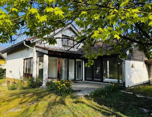 Hausansicht - Großzügiges Wohnen mit traumhaftem Garten!