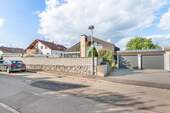 Straßenansicht - 7 Zimmer Mehrfamilienhaus, Wohnhaus in Schwäbisch Gmünd / Straßdorf
