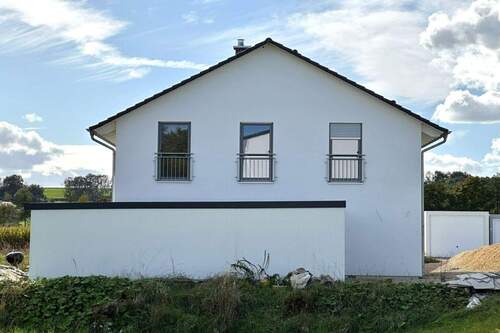 Außenansicht mit Doppelgarage - 