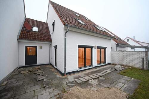 Terrasse (mittlerweile fertig gestellt) - 4 Zimmer Doppelhaushälfte zur Miete in Velburg