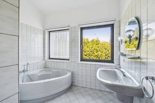 DACHGESCHOSS – BAD MIT WANNE UND DUSCHE - 