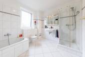 Zeitloses Vollbad mit Fenster - 