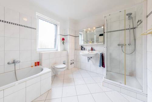Zeitloses Vollbad mit Fenster - 