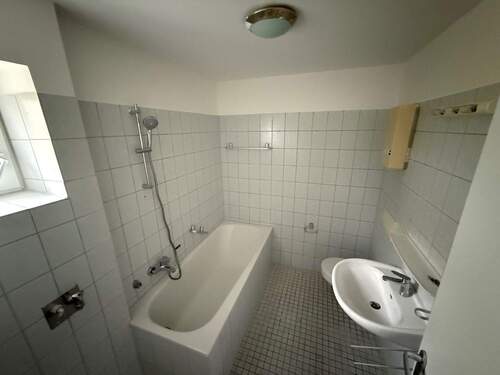 Badezimmer - 3 Zimmer Etagenwohnung zur Miete in Wolfsburg