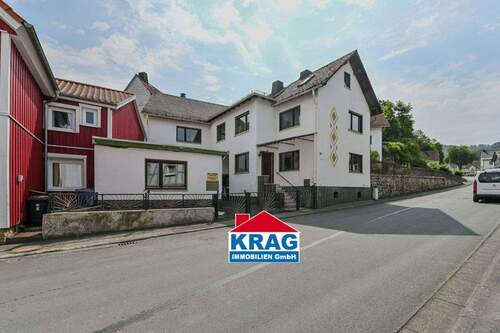 Aufnahme aus der Vogelperspektive - ++ KRAG Immobilien ++ Wohnen und Arbeiten auf einem Grundstück mit Büro und Garage ++