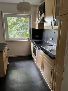 Helle Küche mit Fenster - 