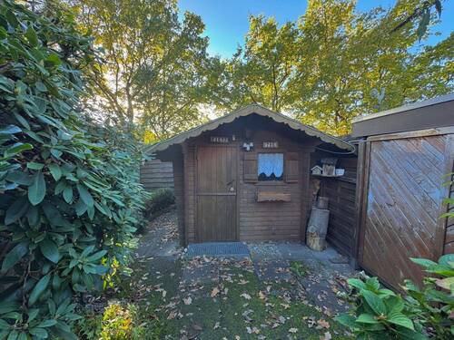 und praktischem Gartenhaus - 