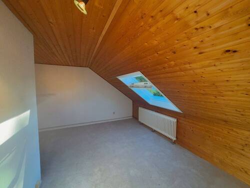 mit viel Platz, Fenster und Heizkörper - 