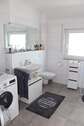Badezimmer mit Waschmaschine - 