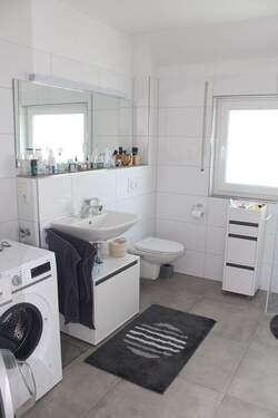 Badezimmer mit Waschmaschine - 