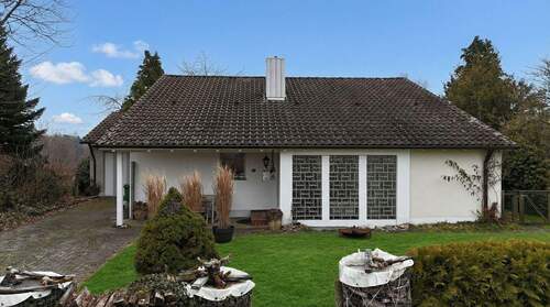 Hauseinfahrt und Eingangsbereich - 5 Zimmer Einfamilienhaus in Büsingen am Hochrhein