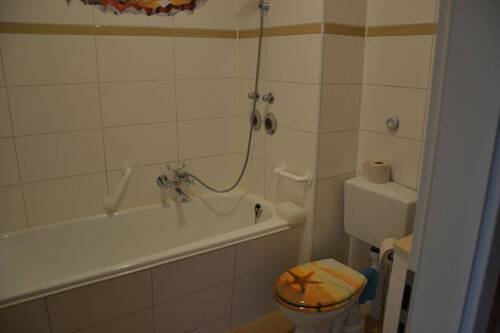 Bad mit Wanne/Duschvorrichtung - 