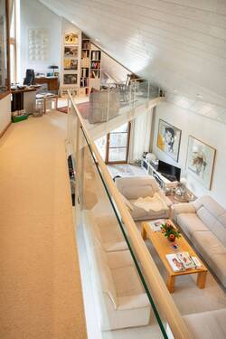 Blick von der Galerie in den Wohnbereich im EG - 