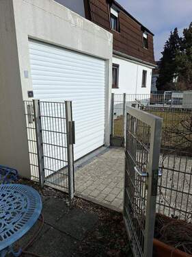 Zauntür und Garage - 