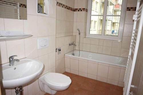 Badezimmer - Frei ab 1.5.26 - 4. OG ohne Schrägen wg-gerecht ..Bad mit Fenster u.v.m.