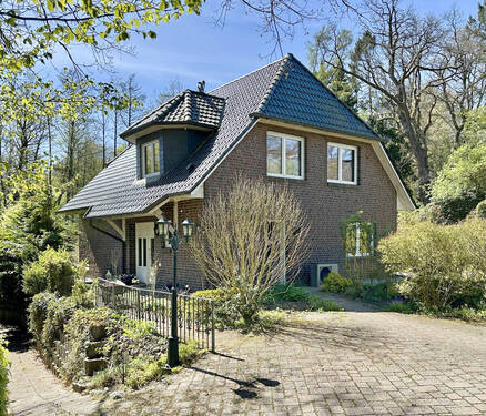 Straßenansicht - Traumhaftes Haus mit Zugang zum Alsterlauf