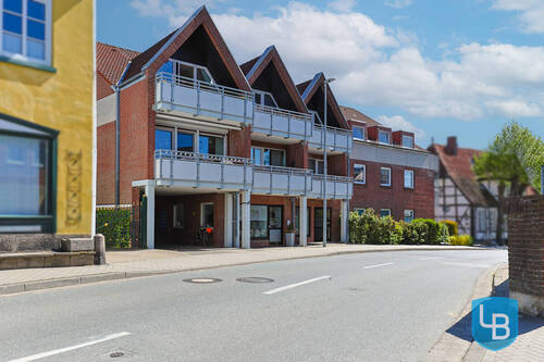 Straßenansicht - Ostseenah investieren- Vermietete Dachgeschosswohnung mit Balkon