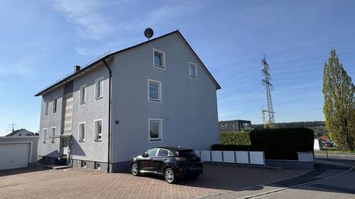 Garagen und Stellplätze - Mehrfamilienhaus, Wohnhaus in Kümmersbruck