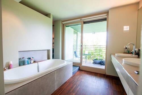 Badezimmer mit Balkon - Mehrfamilienhaus, Wohnhaus mit 230,00 m² in Würzburg zum Kaufen