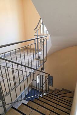 Treppenhaus Aufgang zur Wohnung - 3 Zimmer Etagenwohnung zum Kaufen in Herrieden