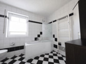 Badezimmer mit Fenster - 