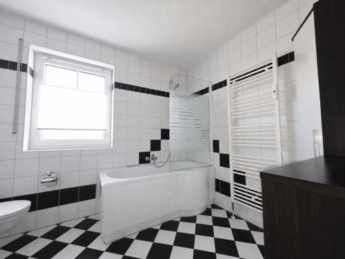Badezimmer mit Fenster - 