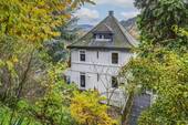 Rückansicht - Großzügiges Anwesen mit Panorama: Leben in Baden-Badens Hanglage