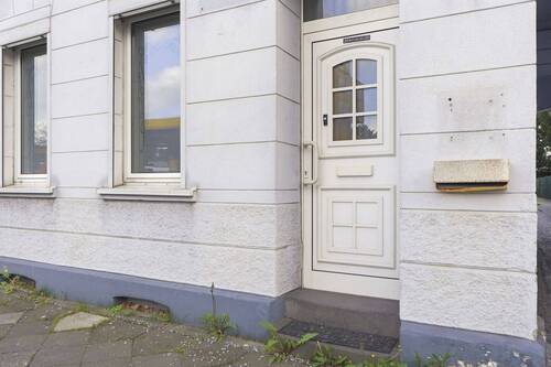 Hauseingang.jpg - 7 Zimmer Reihenmittelhaus in Neuss