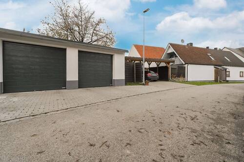 Außenanlagen - !!! Modernisiertes Einfamilienhaus mit Doppelgarage, Carport und großem Grundstück !!!