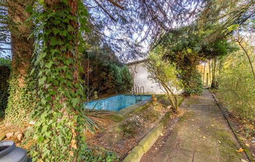 Gehweg + Schwimmbad - 